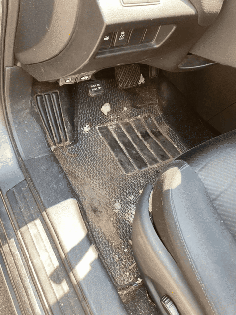Transformación del piso del auto antes y después de instalar las alfombras RAVEN AUTO